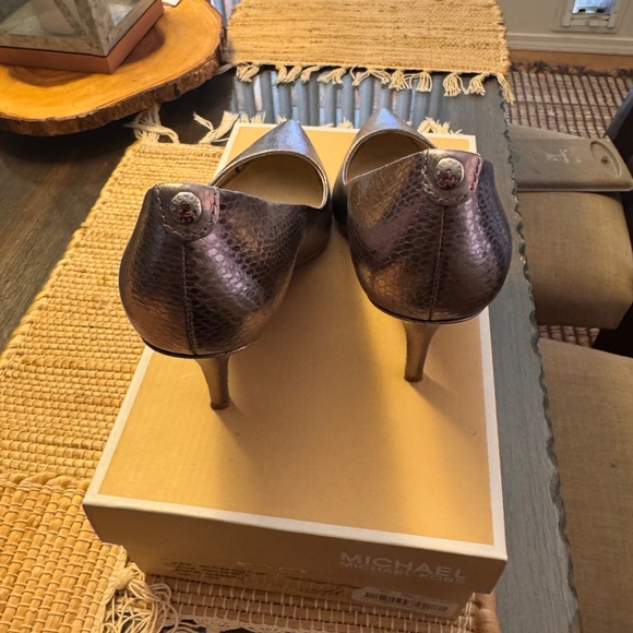 Woman’s Michael Kors - Picture 3 of 3